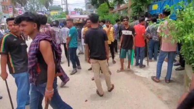 পুরো কলেজ ক্যাম্পাস রণক্ষেত্রে পরিণত হয়