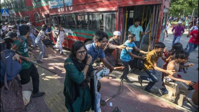 বাংলাদেশে শিক্ষার্থীদের ওপর ক্ষমতাসীন দলের ছাত্র সংগঠন ছাত্রলীগের হামলা। ছবি: এপি।