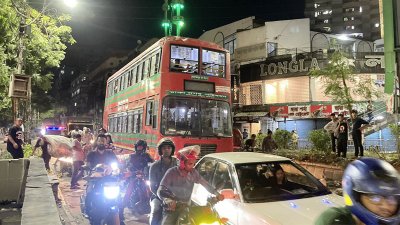 সায়েন্সল্যাবের রাস্তায় চলছে বিভিন্ন যানবাহন