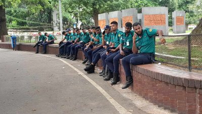 সকালে ঢাকা বিশ্ববিদ্যালয় ক্যাম্পাসে পুলিশ সদস্যদের অবস্থান (ছবি: সাজ্জাদ হোসেন)