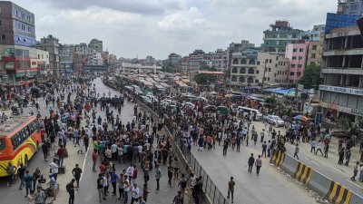 শনিরআখড়ায় রাস্তা অবরোধ বিক্ষোভ মিছিল করছেন আন্দোলনকারীরা (ছবি: নাসিরুল ইসলাম)