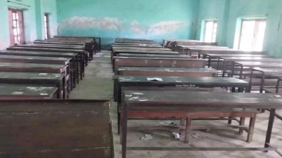 শিক্ষার্থীরা হলে প্রবেশ করলেও পরীক্ষা শুরুর আগেই বেরিয়ে যান (ছবি: বাংলা ট্রিবিউন)