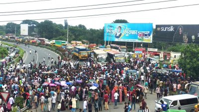 শিক্ষার্থীদের মহাসড়ক অবরোধে দুই পাশে দীর্ঘ যানজট (ছবি: বাংলা ট্রিবিউন)