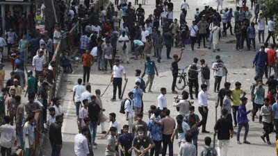 সায়েন্স ল্যাব মোড়ে এই ধাওয়া-পাল্টা ধাওয়ার চলছে (ছবি: সাজ্জাদ হোসেন)