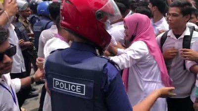 পুলিশের বাধা উপেক্ষা করে আন্দোলনে নামেন কক্সবাজার সরকারি কলেজের শিক্ষার্থীরা