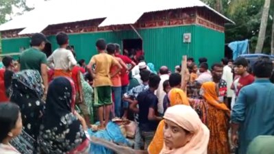 ঘটনাস্থলে স্থানীয়দের ভিড় (ছবি: বাংলা ট্রিবিউন)