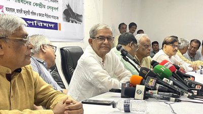 বক্তব্য দিচ্ছেন বিএনপির মহাসচিব মির্জা ফখরুল ইসলাম আলমগীর