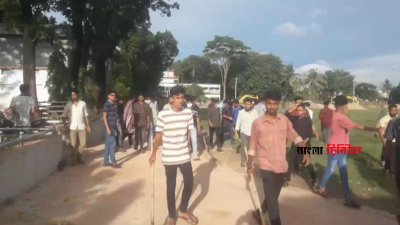 নোয়াখালী জিলা স্কুলের শিক্ষার্থীদের সঙ্গে ছাত্রলীগের সংঘর্ষ, ধাওয়া-পাল্টা ধাওয়া এবং ইটপাটকেল নিক্ষেপের ঘটনা ঘটেছে