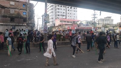চট্টগ্রামে লাঠিসোঁটা হাতে সড়কে ছাত্রলীগ