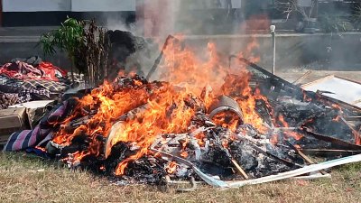 ছাত্রলীগ নেতাদের বিছানা-কাপড়ে আগুন