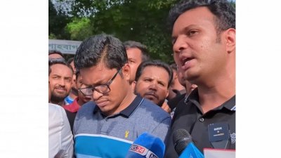 শাহবাগে সাংবাদিকদের সঙ্গে কথা বলেন ছাত্রলীগ নেতারা