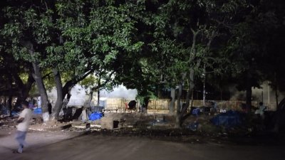 শহীদ মিনারের কাছে আন্দোলনকারীদের বাধা দেয় পুলিশ (ছবি: আরমান ভূঁইয়া)