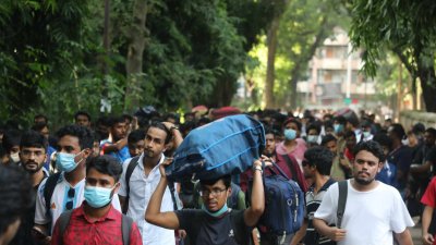 হল ছেড়ে যাচ্ছেন ঢাকা বিশ্ববিদ্যালয়ের শিক্ষার্থীরা (ছবি: নাসিরুল ইসলাম)