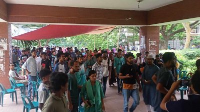 রেজিস্ট্রার ভবনের সামনে অবস্থান নেন শিক্ষার্থীরা। ছবি: প্রতিবেদক
