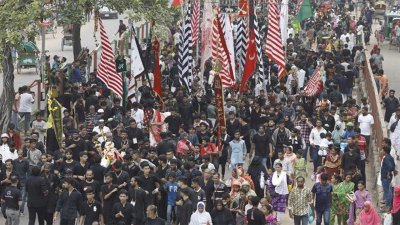 ধর্মীয় মর্যাদা ও ভাবগাম্ভীর্যপূর্ণ পরিবেশে রাজধানীতে তাজিয়া মিছিল করেছে শিয়া সম্প্রদায়