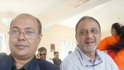 ডানে আতিকুর রহমান।