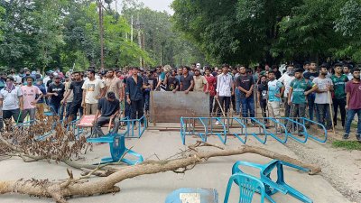 জাহাঙ্গীরনগর বিশ্ববিদ্যালয়ে আন্দোলনকারীদের বিক্ষোভ (ছবি: বাংলা ট্রিবিউন)