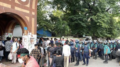 ঢাকা বিশ্ববিদ্যালয়ের মুক্তি ও গণতন্ত্র তোরণে পুলিশের অবস্তান (ছবি: আসাদ আবেদীন জয়)