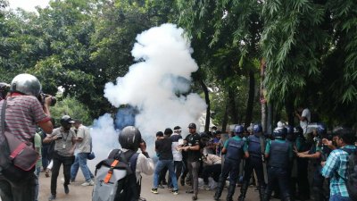 টিএসসির পাশে অবস্থান ঠেকাতে সাউন্ড গ্রেনেড নিক্ষেপ করে পুলিশ (ছবি: নাসিরুল ইসলাম)