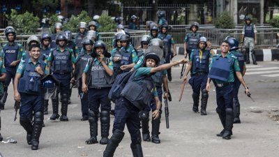 ঢাকা বিশ্ববিদ্যালয় ক্যাম্পাসজুড়ে পুলিশের অবস্থান (ছবি: সাজ্জাদ হোসেন)