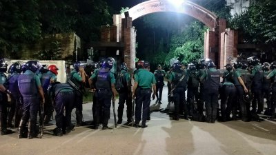 জহুরুল হক হলের সামনে অতিরিক্ত পুলিশের উপস্থিতি