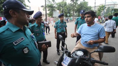 আইডি কার্ড দেখিয়ে প্রবেশ করতে হচ্ছে বিশ্ববিদ্যালয়ে (ছবি: নাসিরুল ইসলাম)