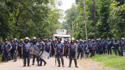 পুলিশ সাঁজোয়া যান নিয়ে জাবি ক্যাম্পাসে প্রবেশ করে। ছবি: প্রতিবেদক