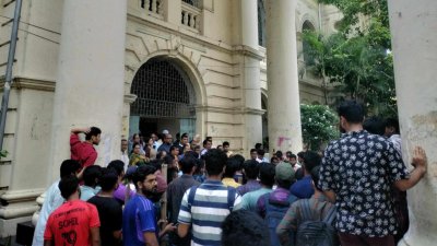 বিশ্ববিদ্যালয় প্রশাসনকে দুই ঘণ্টার আল্টিমেটাম দিয়েছেন শিক্ষার্থীরা। ছবি: প্রতিবেদক