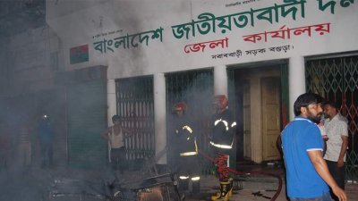 বিএনপি কার্যালয়ের আগুন নেভাচ্ছেন ফায়ার সার্ভিসের কর্মীরা