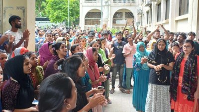 হল ছাড়ার ঘোষণা দেওয়ার পর কুমিল্লা বিশ্ববিদ্যালয়ের প্রশাসনিক ভবনের সামনে শিক্ষার্থীরা