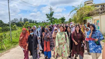 বন্ধ ঘোষণা ও হল ছাড়ার প্রতিবাদে বিক্ষোভ করেছেন নোয়াখালী বিজ্ঞান ও প্রযুক্তি বিশ্ববিদ্যালয়ের শিক্ষার্থীরা