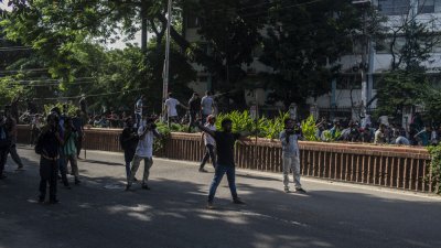 ঢাকা বিশ্ববিদ্যালয়ে বুধবার সারা দিনই অবস্থান নেওয়ার চেষ্টা করেন আন্দোলনকারীরা, তবে বাধা দেয় পুলিশ (ছবি: সাজ্জাদ হোসেন)