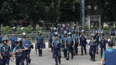 আন্দোলনকারীদের ওপর পুলিশের গুলি না চালানোর নির্দেশ চেয়ে করা রিটের ওপর শুনানি করেছেন হাইকোর্ট, পুলিশকে প্রবিধান মেনে চলার জন্য বলেছেন (ছবি: সাজ্জাদ হোসেন)