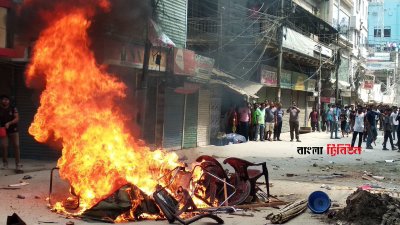 জেলা আওয়ামী লীগের কার্যালয়ে হামলা চালিয়ে ভাঙচুর করে আসবাবপত্র বাইরে নিয়ে এসে আগুন দিয়ে পুড়িয়ে দেন শিক্ষার্থীরা