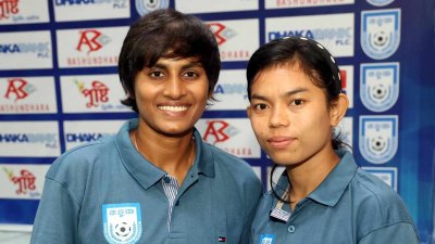 জাতীয় দলের অধিনায়ক সাবিনা খাতুনের সঙ্গে মারিয়া মান্দা।