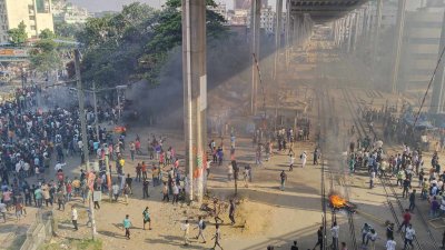 মহাখালী, তেজগাঁও ও বনানী এলাকা রণক্ষেত্রে পরিণত হয়েছে
