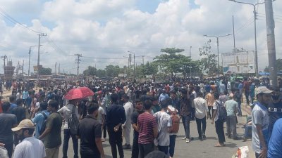 মহাসড়কে আন্দোলনকারীদের অবস্থান (ছবি: বাংলা ট্রিবিউন)