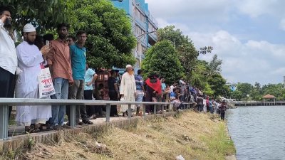 উদ্ধার অভিযান চালাচ্ছে ফায়ার সার্ভিসের ডুবুরি দল (ছবি: বাংলা ট্রিবিউন)
