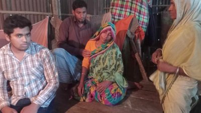 বারবার মূর্ছা যাচ্ছেন সবুজের মা (ছবি: বাংলা ট্রিবিউন)