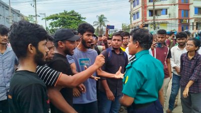 পুলিশের সঙ্গে শিক্ষার্থীদের বাগবিতণ্ডা (ছবি: বাংলা ট্রিবিউন)