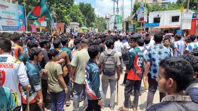 নগরীর টাউন হল চত্বরে সড়ক অবরোধ (ছবি: বাংলা ট্রিবিউন)
