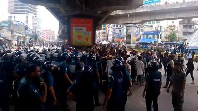 চট্টগ্রামে মুখোমুখি পুলিশ ও আন্দোলনকারীরা