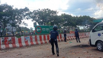 শিক্ষার্থীদের দিকে গুলি ছুড়ছে পুলিশ