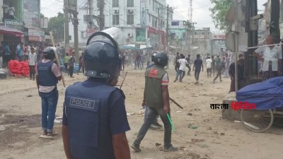 জয়পুরহাটে কোটা সংস্কার আন্দোলনকারীদের সঙ্গে পুলিশ ও ছাত্রলীগের দফায় দফায় সংঘর্ষ এবং ধাওয়া-পাল্টা ধাওয়ার ঘটনা ঘটেছে