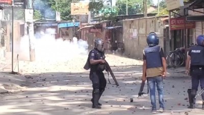 আন্দোলনকারীদের ওপর গুলি চালাচ্ছে পুলিশ