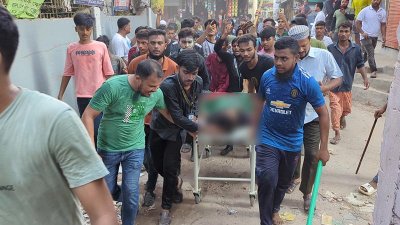 একজনকে উদ্ধার করে নিয়ে যাচ্ছেন আন্দোলনকারীরা