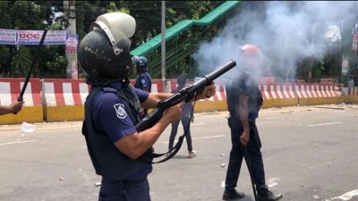 আন্দোলনকারীদের ওপর পুলিশের গুলি
