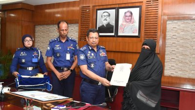 আর্থিক সহায়তা তুলে দিচ্ছেন আইজিপি চৌধুরী আবদুল্লাহ আল-মামুন
