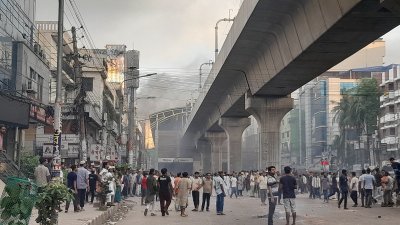 ১৯ জুলাই মিরপুরে বিক্ষোভকারীরা সিটি করপোরেশনে আগুন