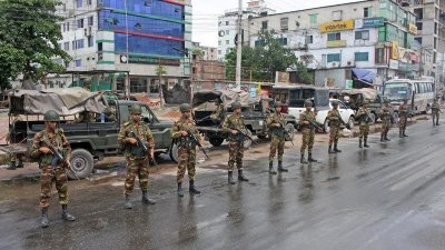 কারফিউ চলাকালে মাঠে সেনাবাহিনী